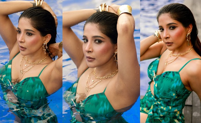 Pics: Hot Poses From Cool Pool