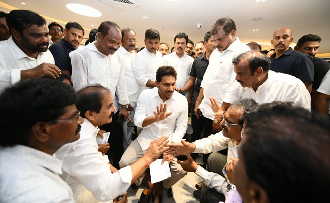 Jagan's Rs 1 Cr Dare To Naidu Over Vizag Steel Tragedy