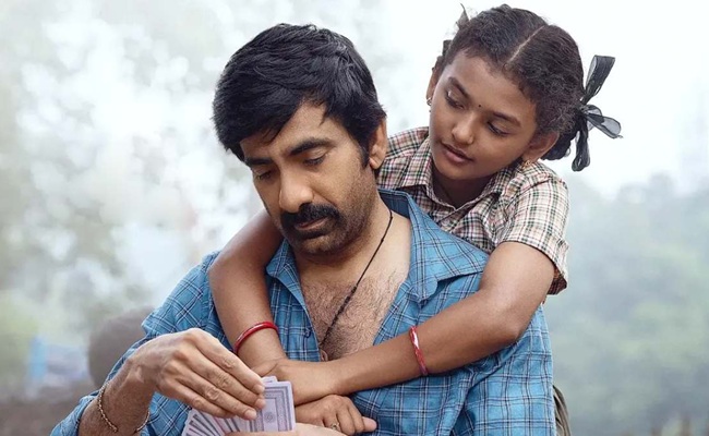 Irumudi Roars on Monday, Ravi Teja Unstoppable!