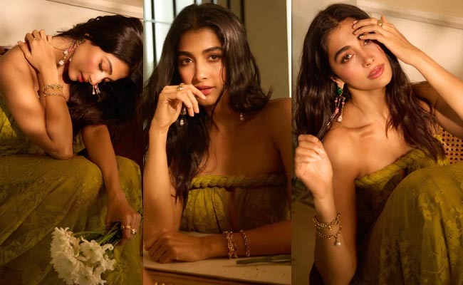HOT: Sensuous Poses In Mood Lighting