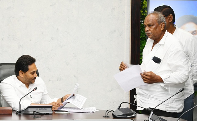 Farmers Knock Jagan's Door Amid Amaravati Row
