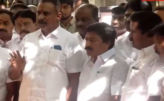 AIADMK Faction Led By CV Shanmugam Backs Vijay’s TVK