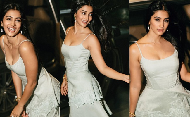 HOT: Awesome Smiley Poses Win Hearts