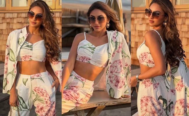 HOT: Dhurandhar Beauty's Beach Side Poses
