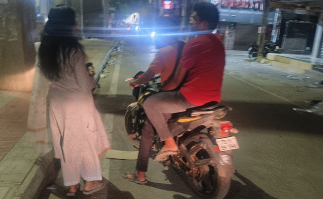 Lady IPS Officer's Midnight Sting Traps Eve Teasers