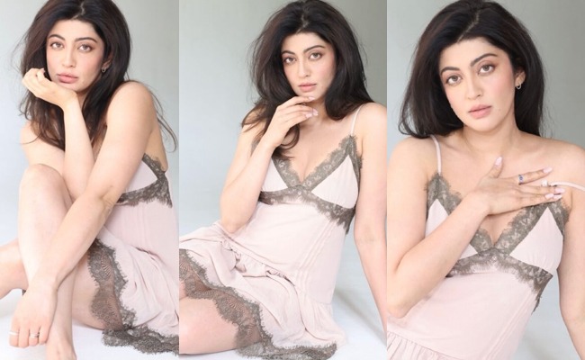 HOT: Actress Poses With Angelic Glamour