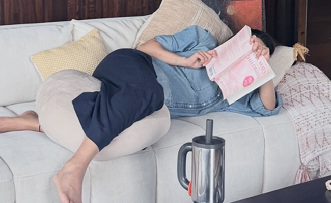 Samantha reads maternity books as she prepares to welcome her firstborn