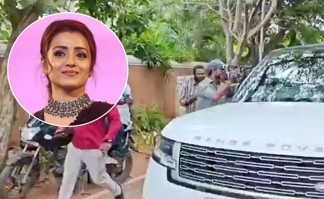 Trisha Spotted at Vijay's House