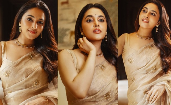 HOT: Spotless Beauty In Timeless Saree