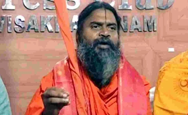 Seer lauds TN CM, asks Naidu to follow him