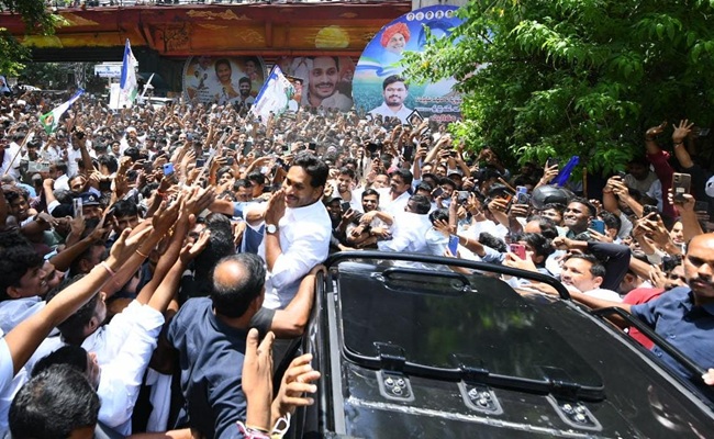Watch: Jagan's Hyderabad Visit Draws Massive Crowd
