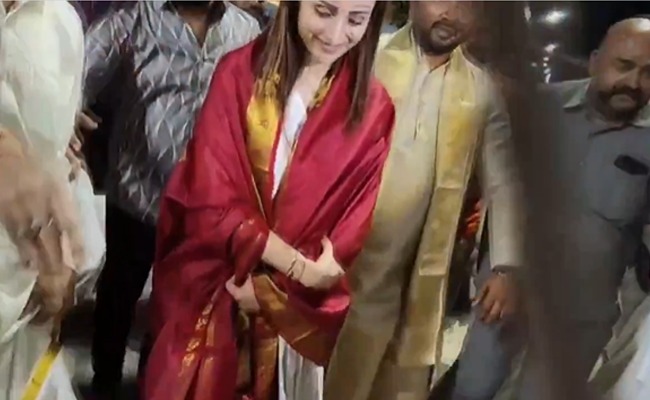 Trisha Prayers At Tirumala For Vijay's Victory?